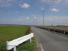 田んぼの真ん中を突っ切る道路。どうですか？気持ちよさそうでしょ？